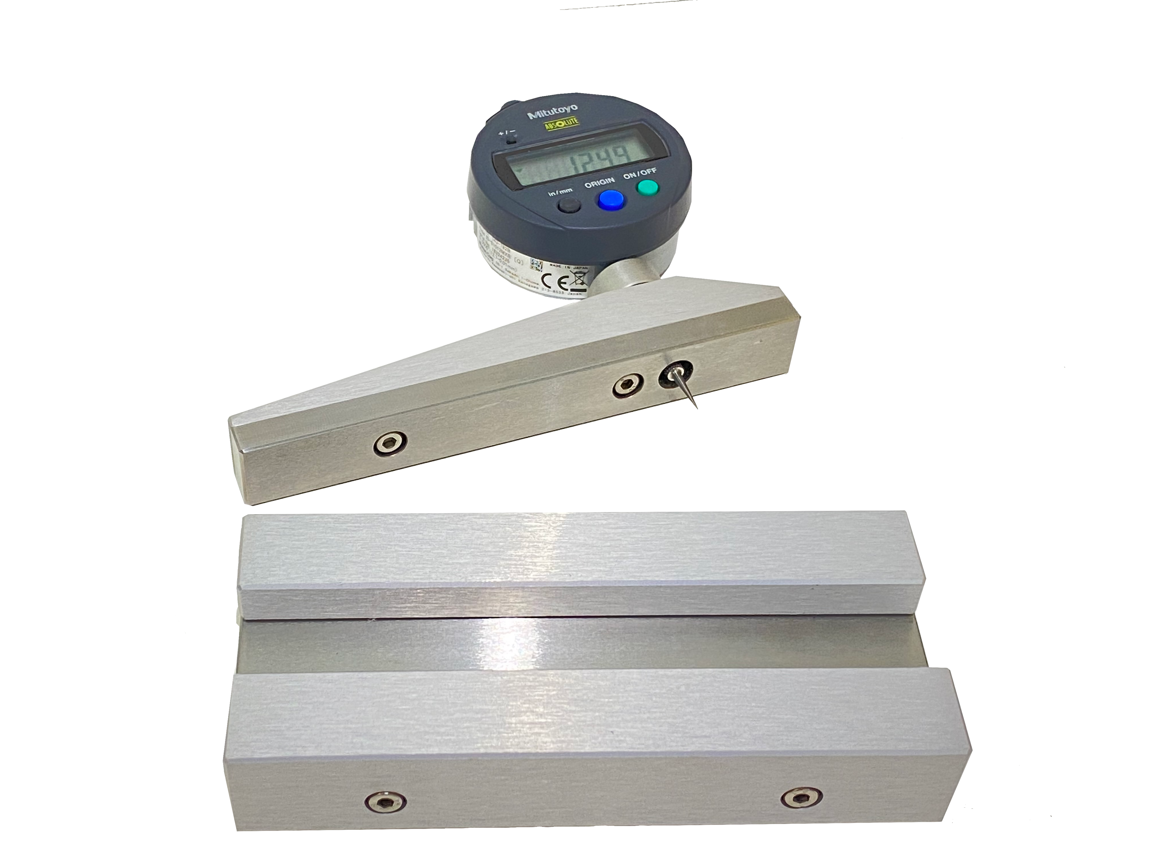Countersink gauge with digital indicator and reference block
